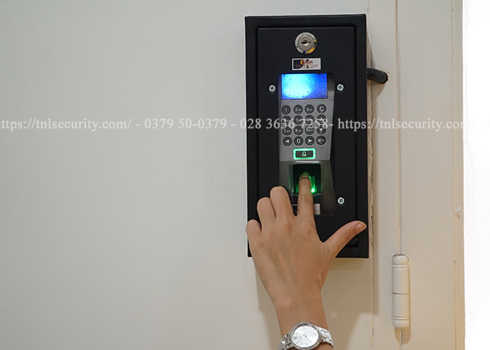 Lap-dat-bọ-khoa-van-tay-the-tu-ket-hop-khoa-nam-cham-tai-quan-9